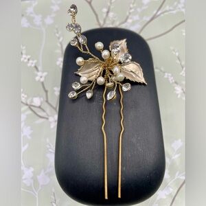 Elegant Bridal Gold Tone Hairpin with Pearls, Crystals, & Leaves. 4 inches long